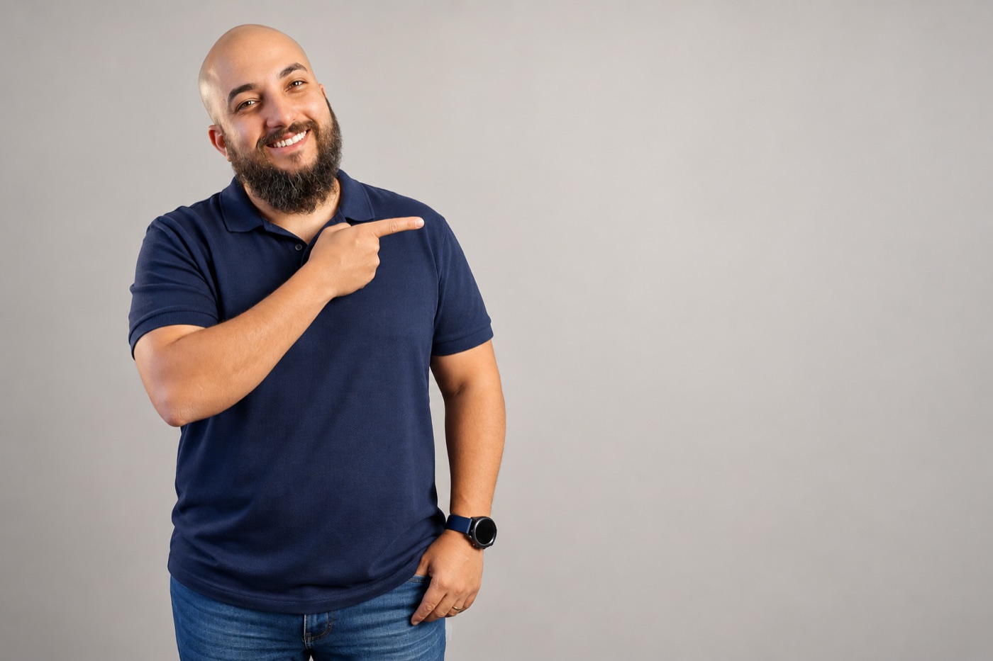 Thiago Távora apontando para o formulário