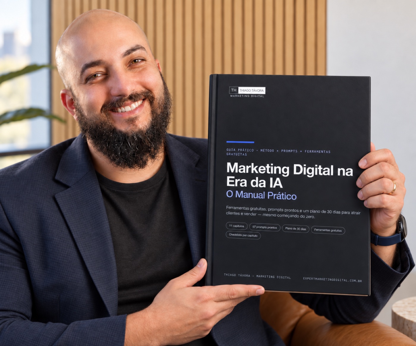 Thiago Távora segurando o manual Marketing Digital na Era da IA